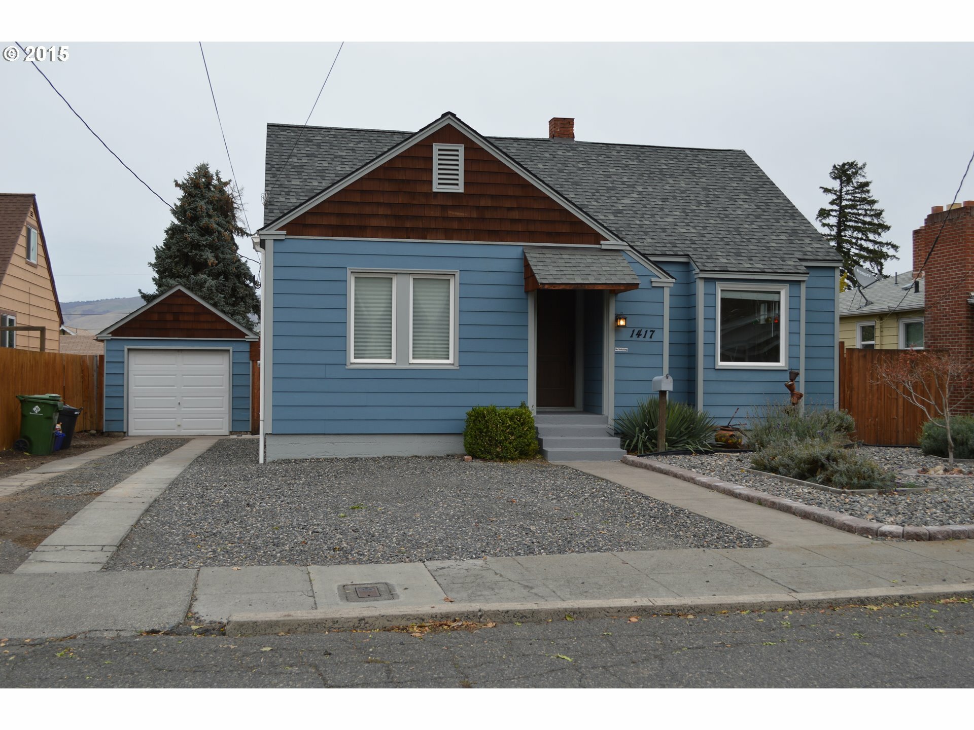 Property Photo: 1417 E 13th St OR 97058