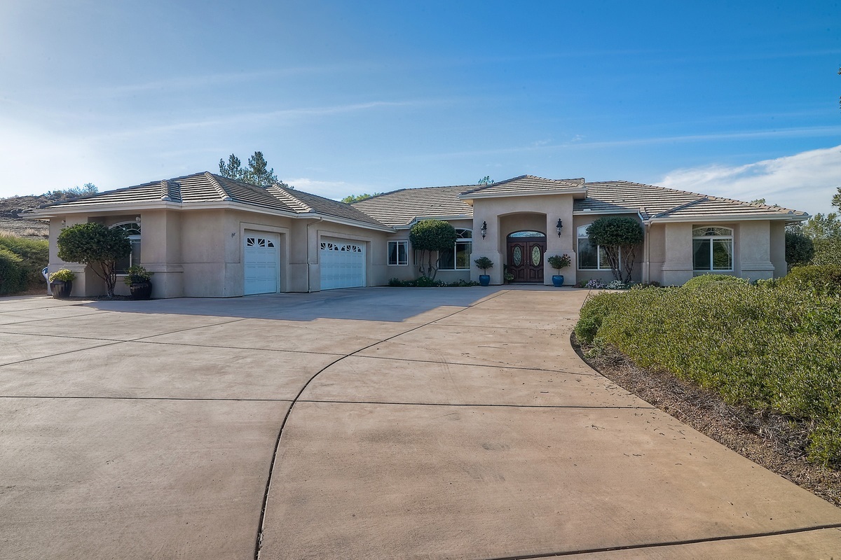Property Photo:  28598 Old Ranch  CA 92082 