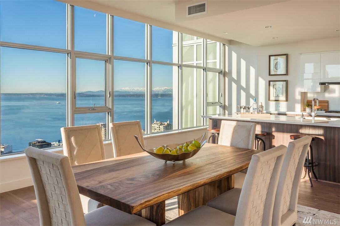 Property Photo: 588 Bell St 4003S WA 98121