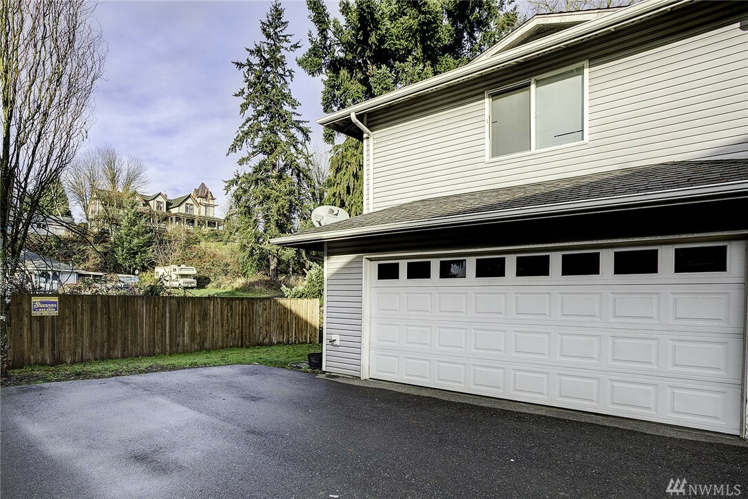 Property Photo:  322 Maple Ave  WA 98290 