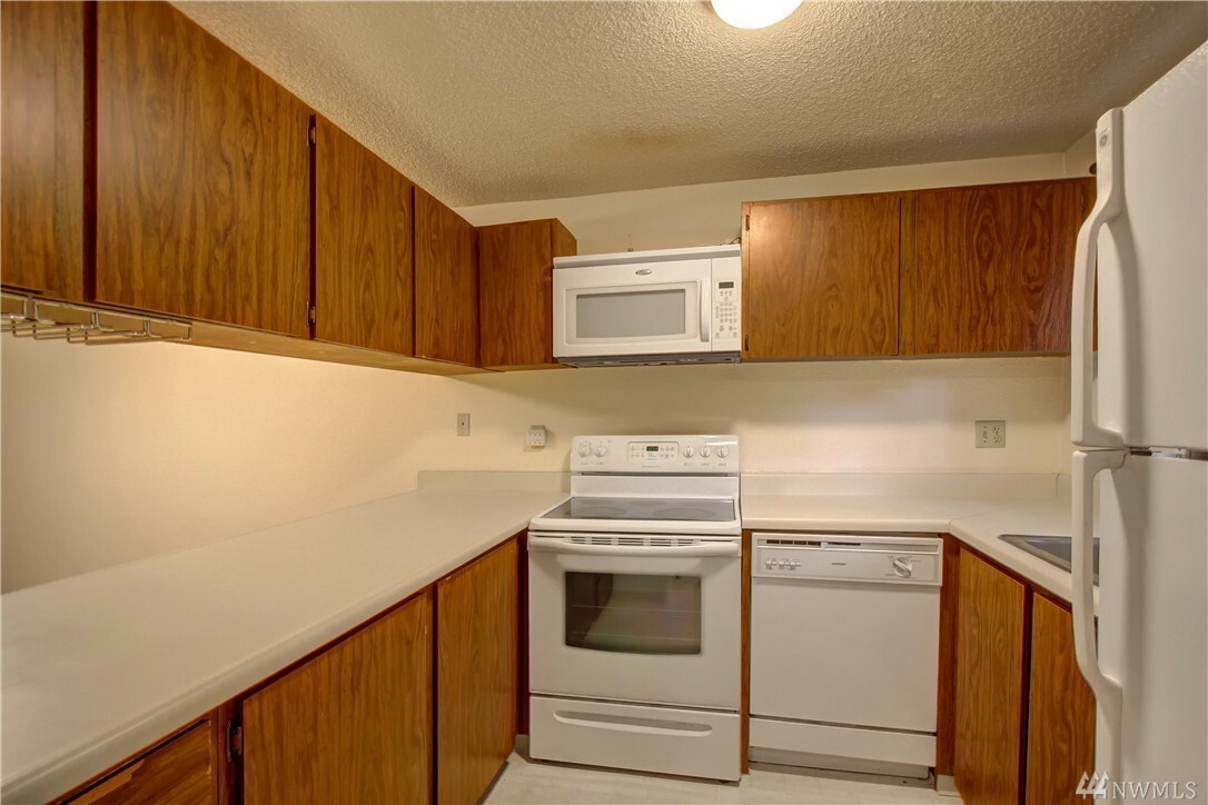 Property Photo: 14527 NE 40th St G204 WA 98007