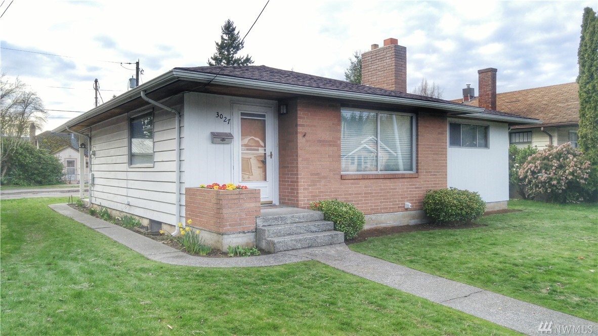 Property Photo: 3027 Meridian St WA 98225