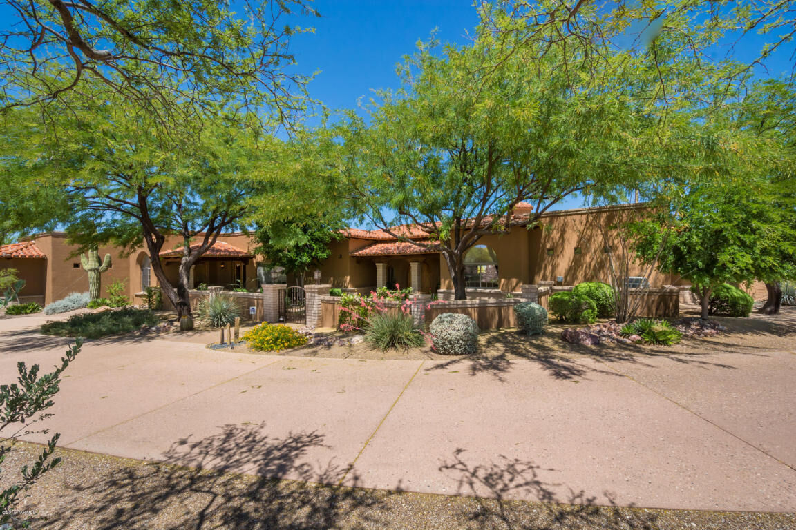 Property Photo: 11400 E Andalusian Place AZ 85748