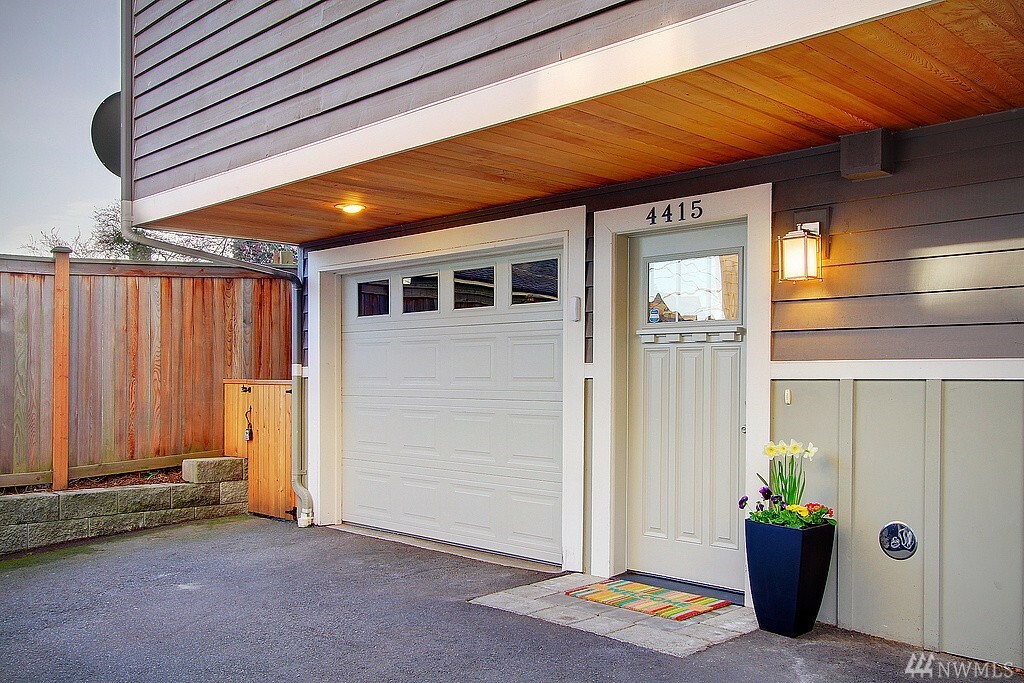 Property Photo: 4415 Dayton Ave N WA 98103