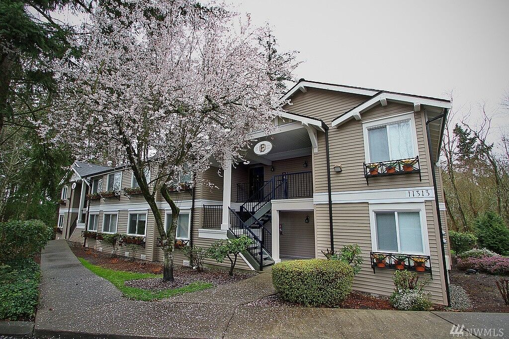 Property Photo:  11313 NE 128th Street E202  WA 98034 