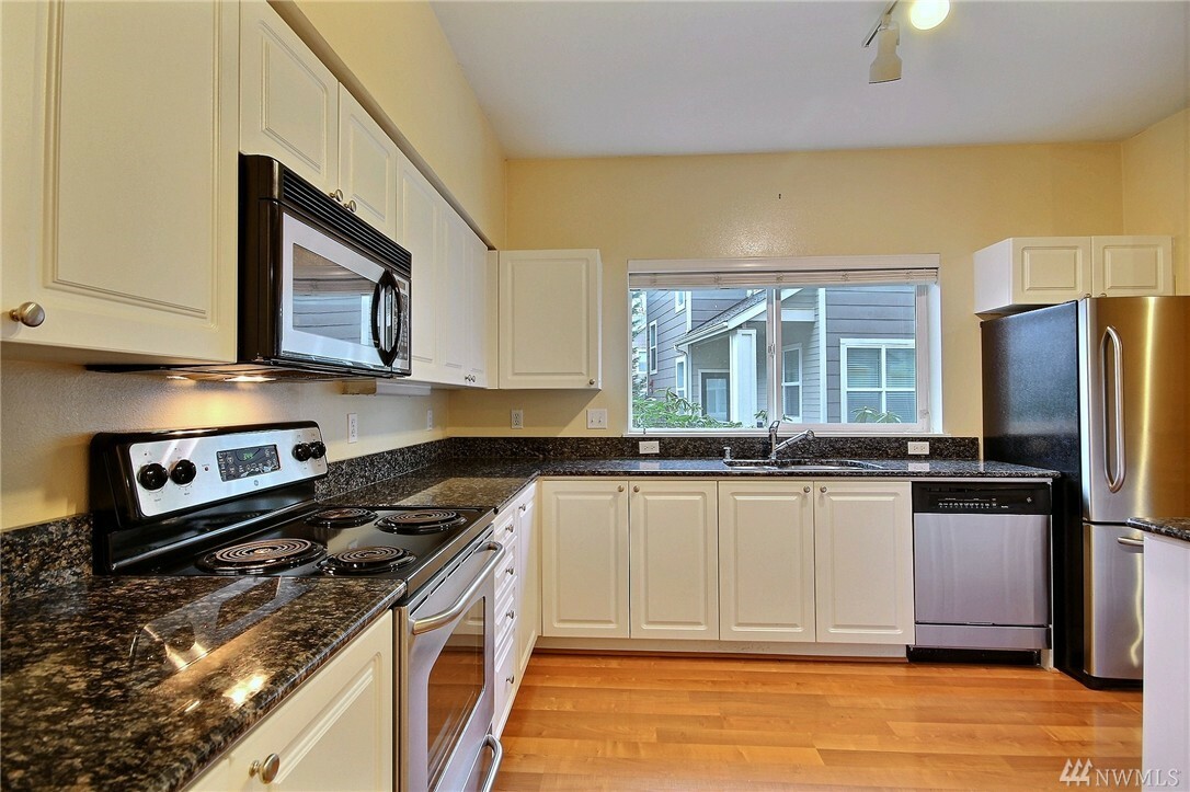 Property Photo: 3116 164th St SW 1617 WA 98086