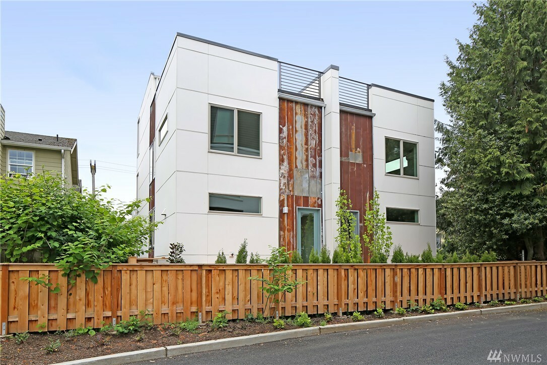 Property Photo:  3238 S Edmunds St  WA 98118 