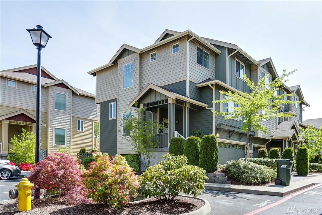 Property Photo:  320 Chelan Place NE H1  WA 98059 