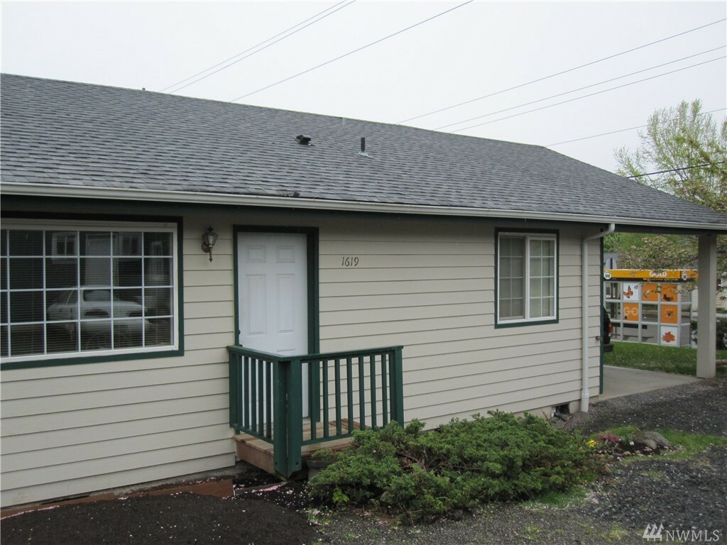 Property Photo:  1617 Alabama St  WA 98226 