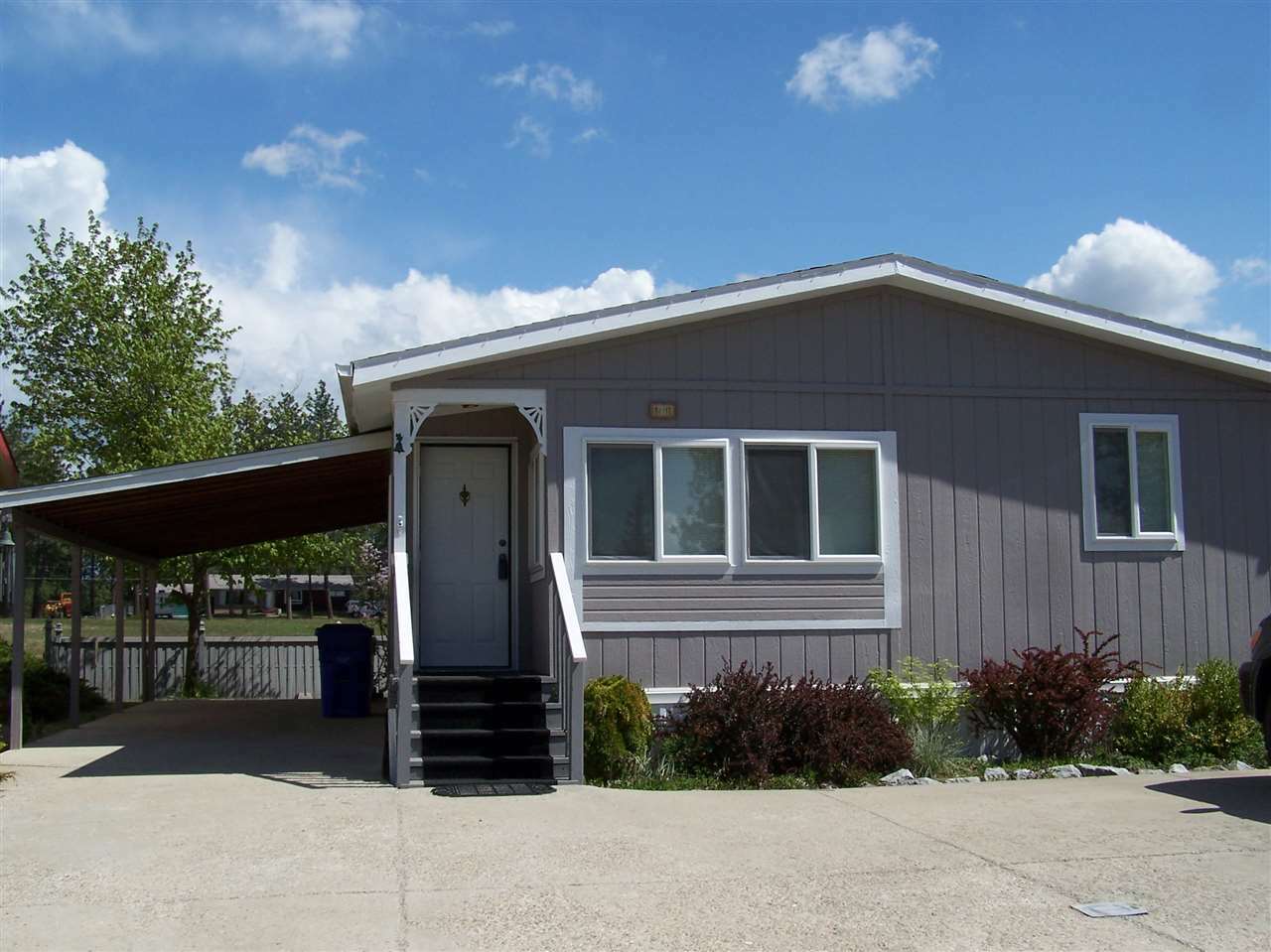 Property Photo: 14712 N Surrey Ln WA 99021