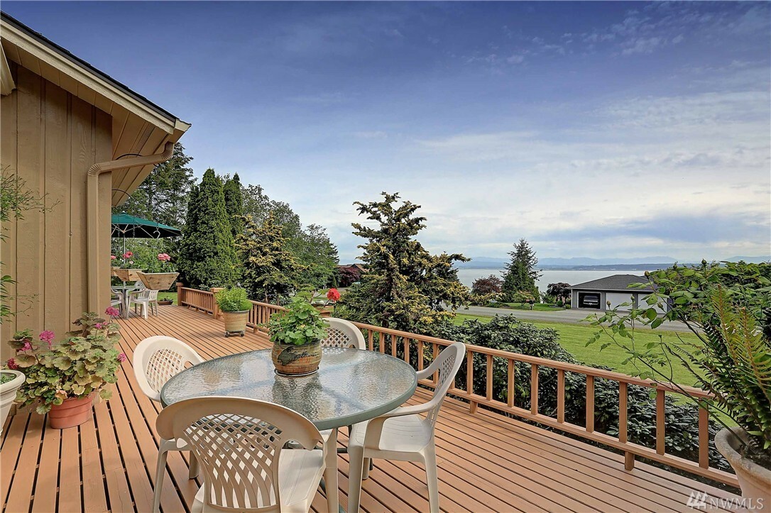 Property Photo:  1520 Crestview Dr  WA 98282 