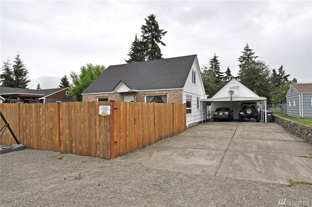 Property Photo:  913 117th St S  WA 98444 