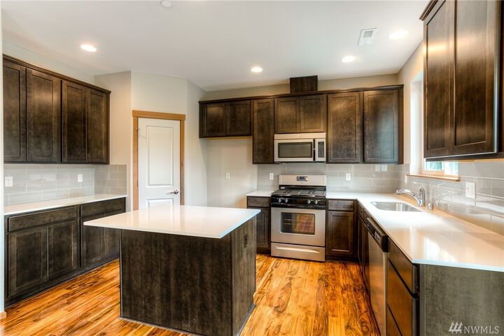 Property Photo: 2906 S 135th St WA 98168