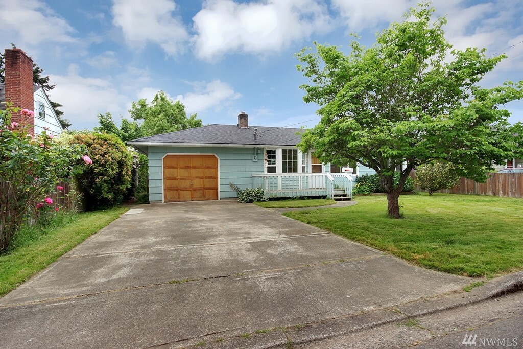 Property Photo: 1008 5th Ave SW WA 98371