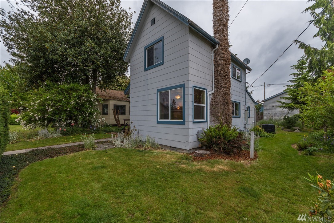 Property Photo:  1408 9th St  WA 98221 