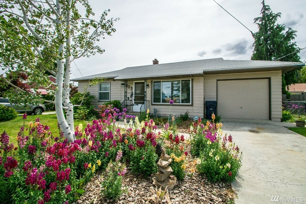 Property Photo:  1039 Dakota St  WA 98801 