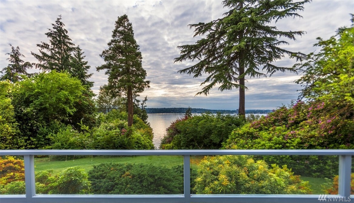 Property Photo:  1221 Evergreen Point Rd  WA 98039 