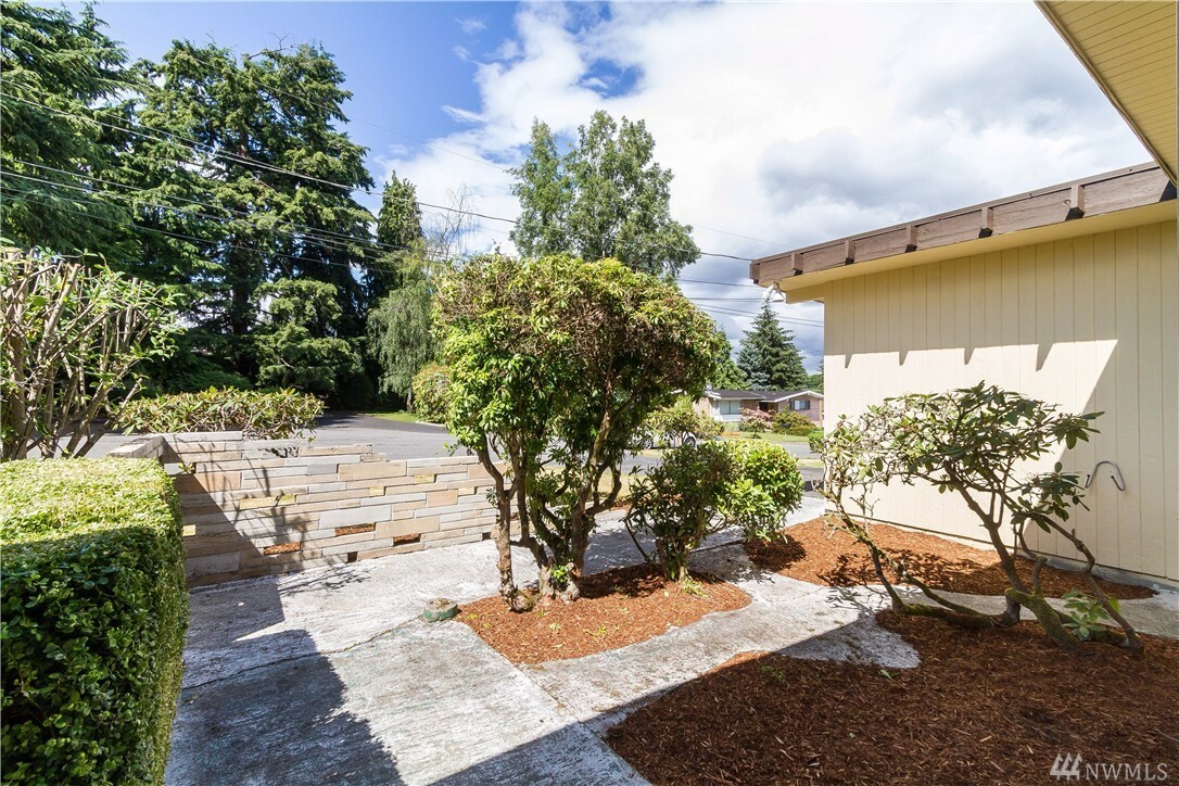 Property Photo:  8516 215th St SW  WA 98026 