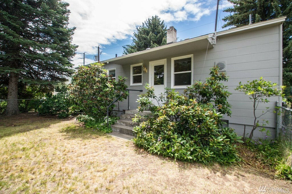 Property Photo:  1709 N Western Ave  WA 98801 