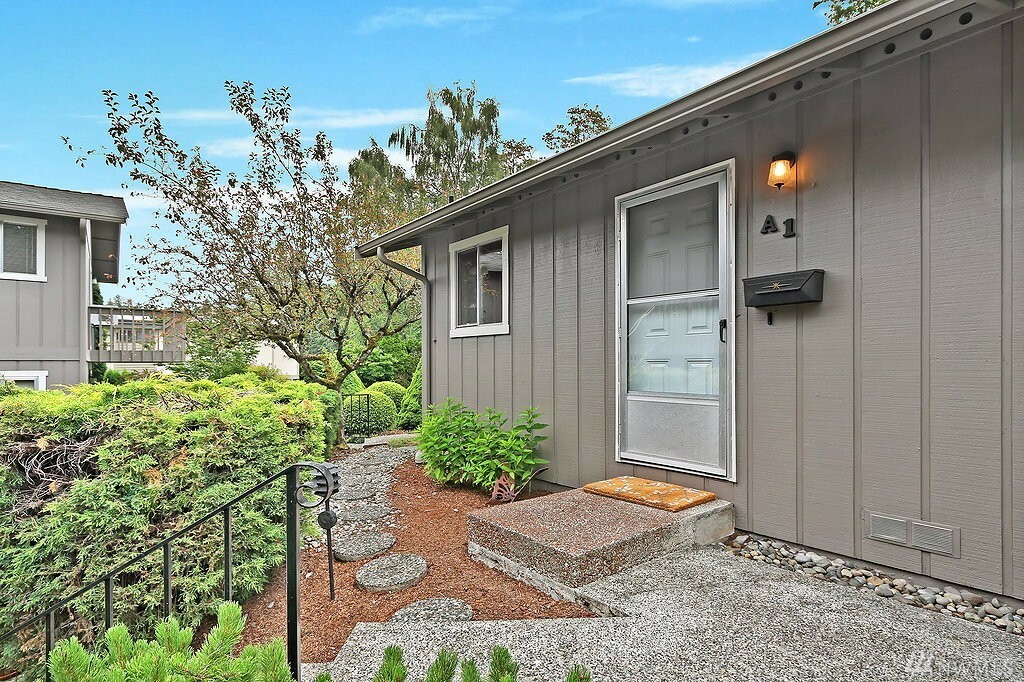 Property Photo:  10000 SE 6th St A 1  WA 98004 