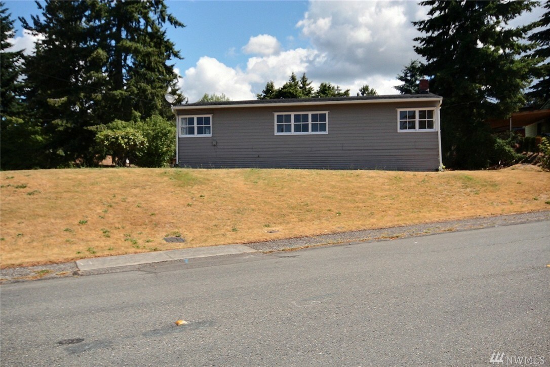 Property Photo:  2906 NE 5th Place  WA 98056 