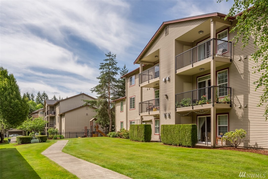 Property Photo:  25025 SE Klahanie Blvd L205  WA 98029 