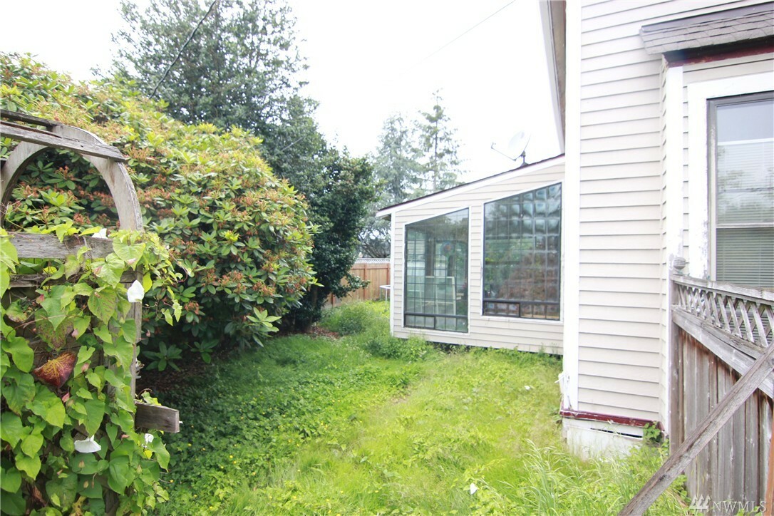 Property Photo:  302 4th Ave NW  WA 98371 