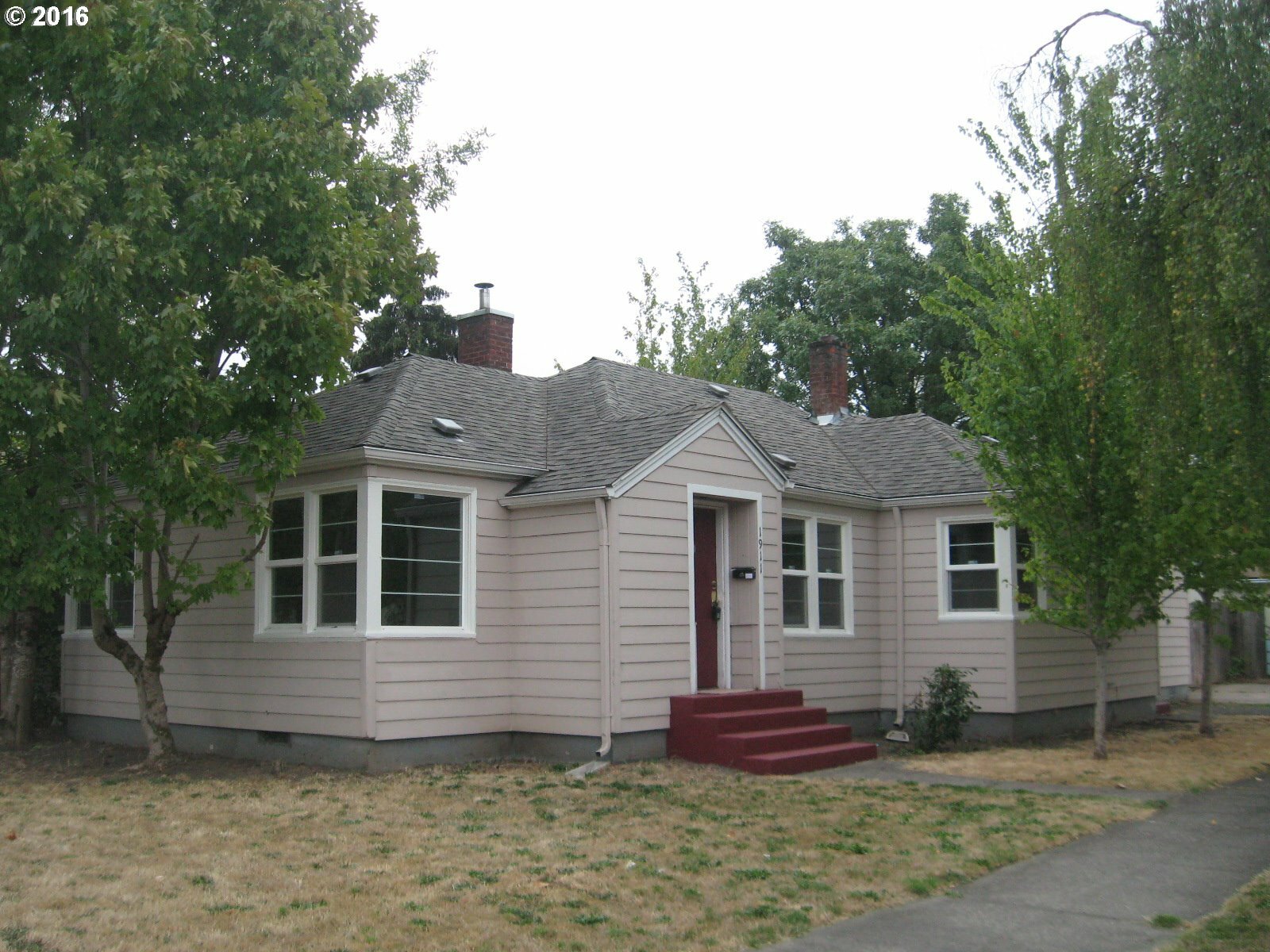 Property Photo:  1911 Oak St  OR 97405 