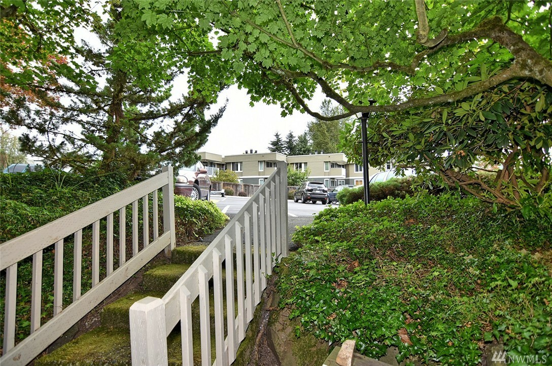 Property Photo:  4050 W Lake Sammamish Pkwy 104  WA 98052 