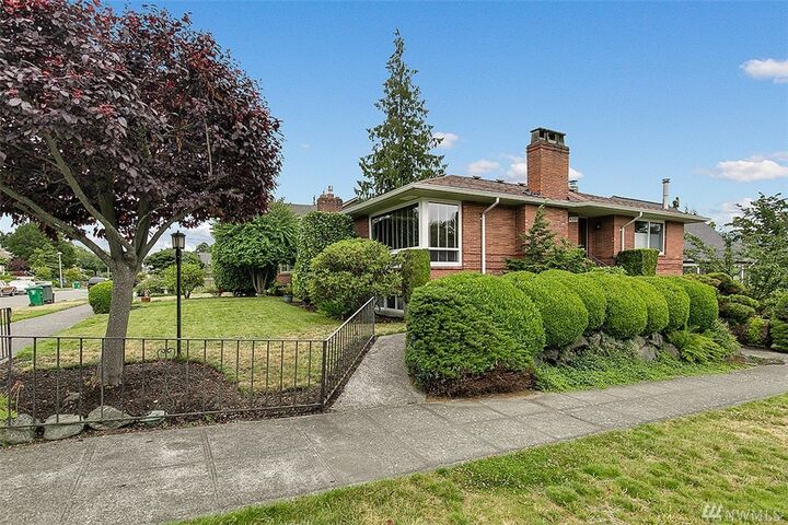 Property Photo:  4201 W Bertona St  WA 98199 