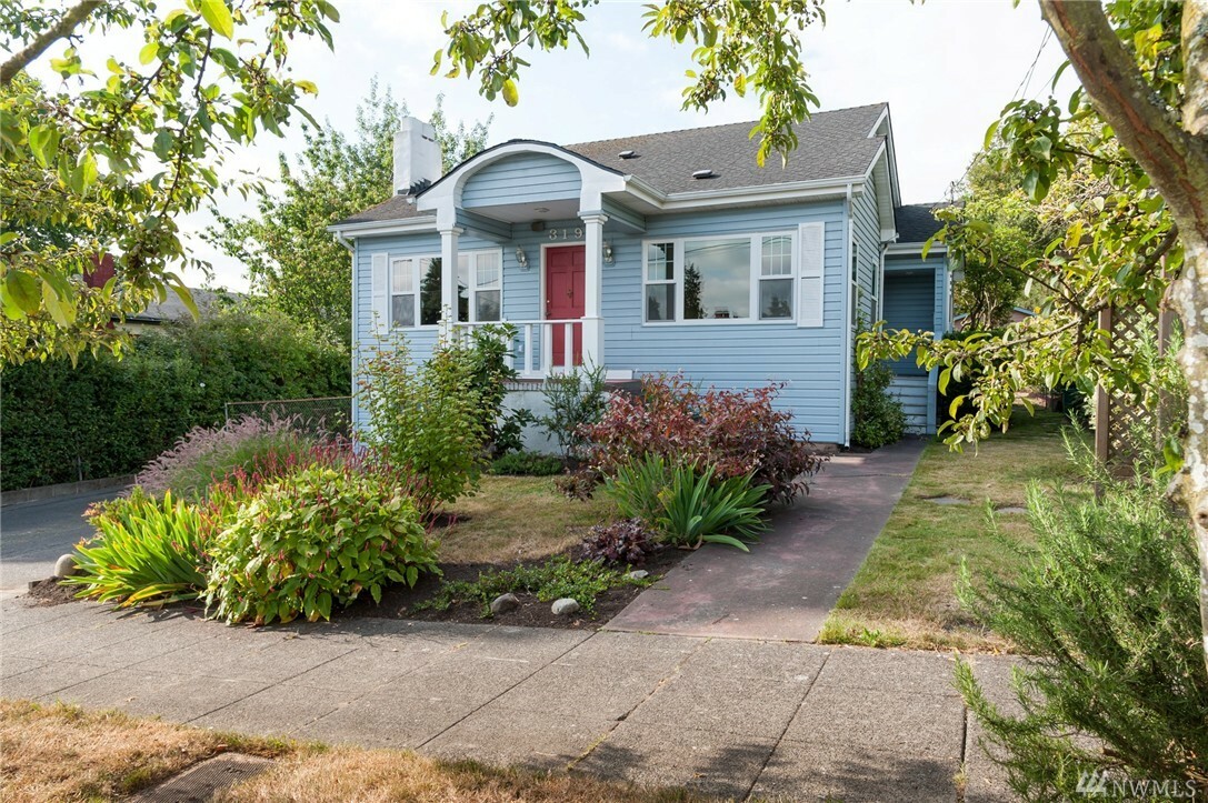 Property Photo:  319 N 82nd St  WA 98103 