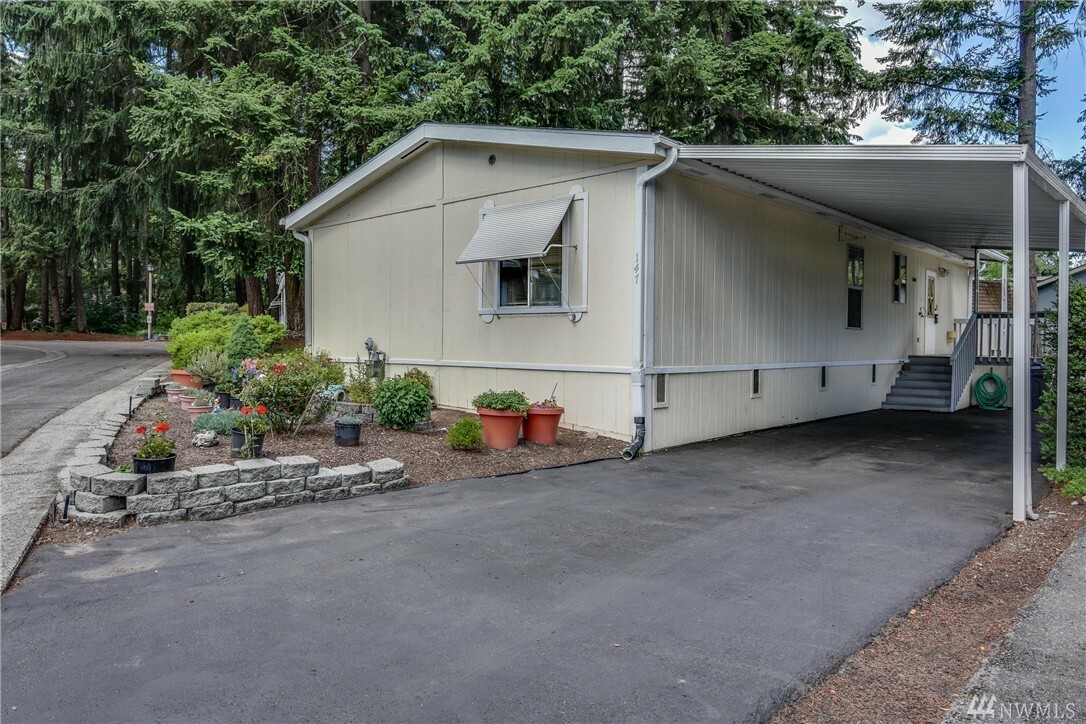 Property Photo: 18425 NE 95th St 147 WA 98052