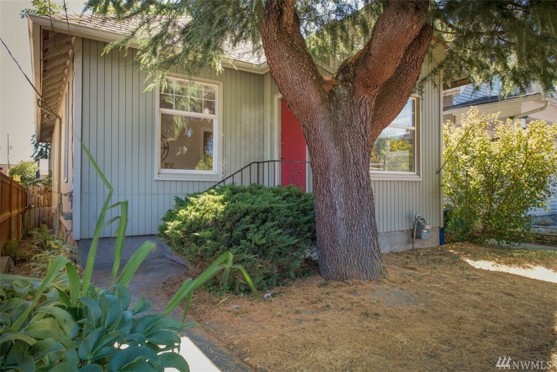 Property Photo:  527 N 75th St  WA 98103 