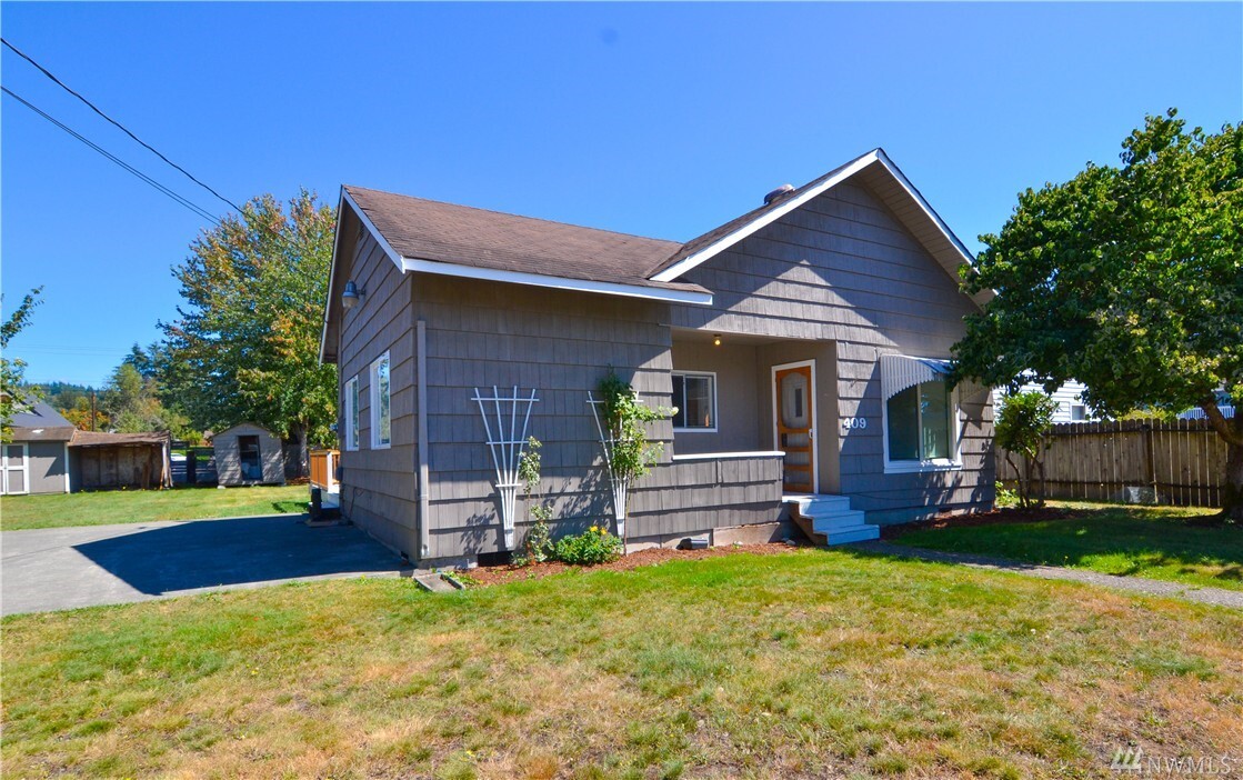 Property Photo: 409 S Cascade Ave WA 98252