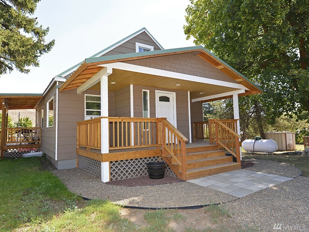 Property Photo:  402 5th Ave  WA 98856 