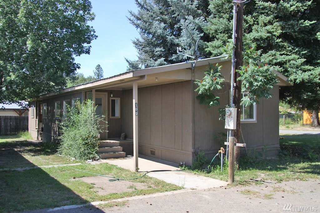 Property Photo:  109 Washington St  WA 98862 