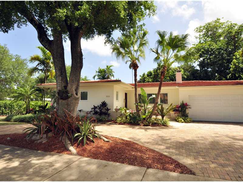 Property Photo: 1100 S Alhambra Cr FL 33146