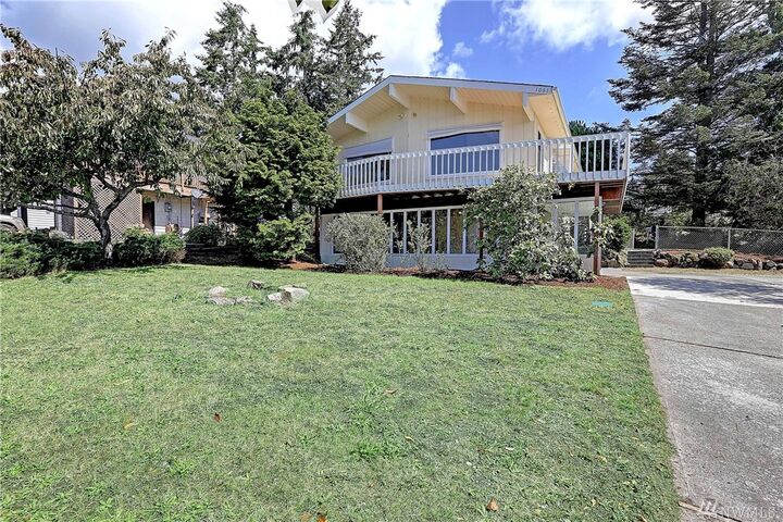 Property Photo: 1061 Pinehurst Ct WA 98282