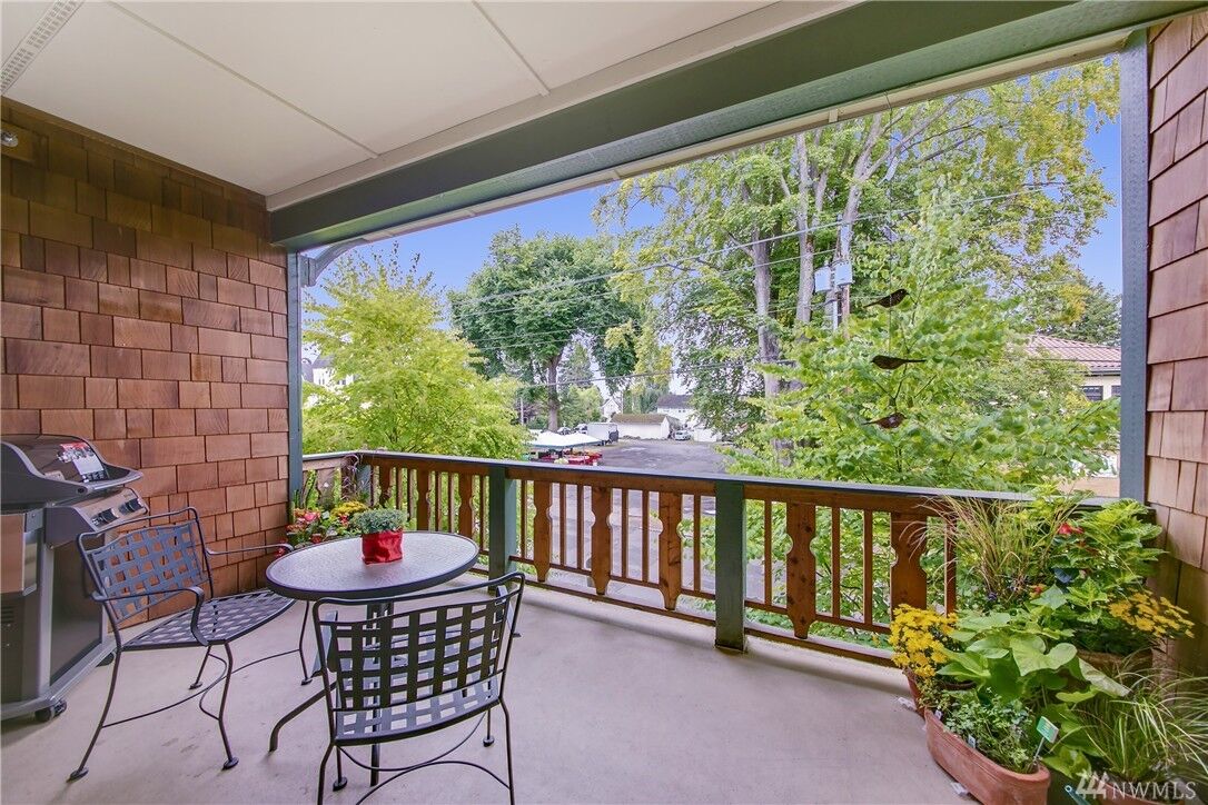 Property Photo: 110 Cedar Ave 203 WA 98290