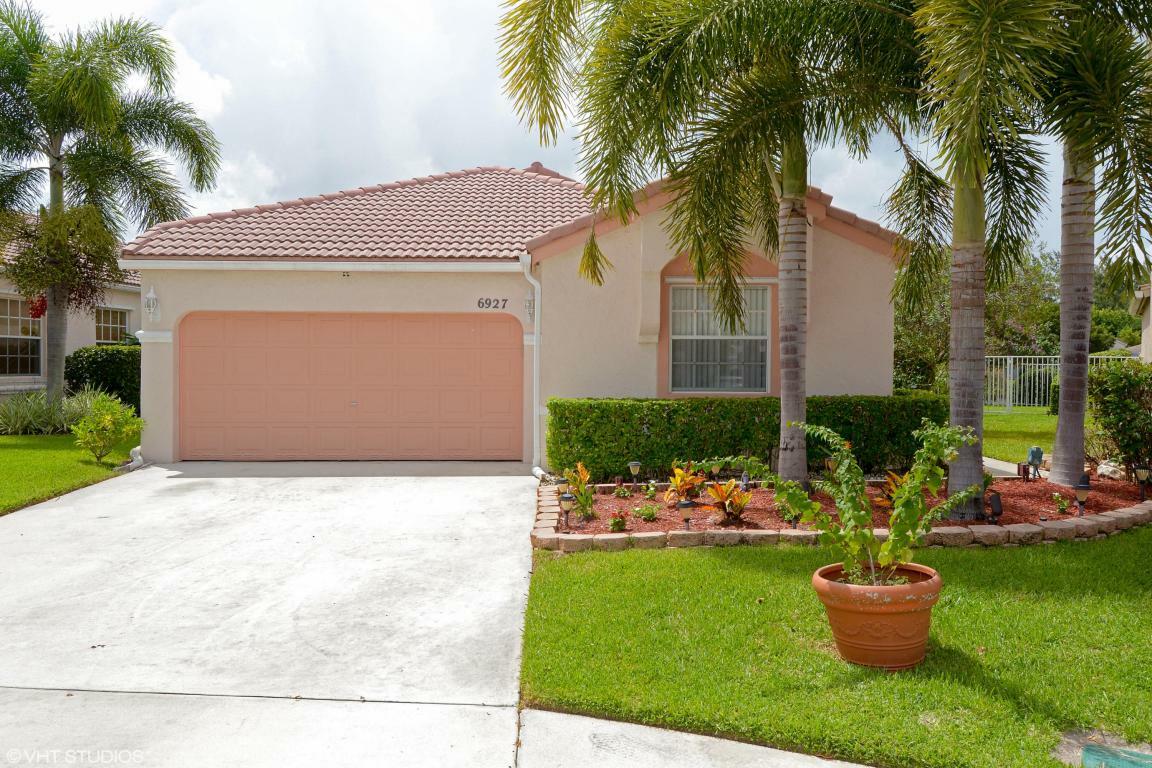 Property Photo: 6927 Dawntree Court FL 33467