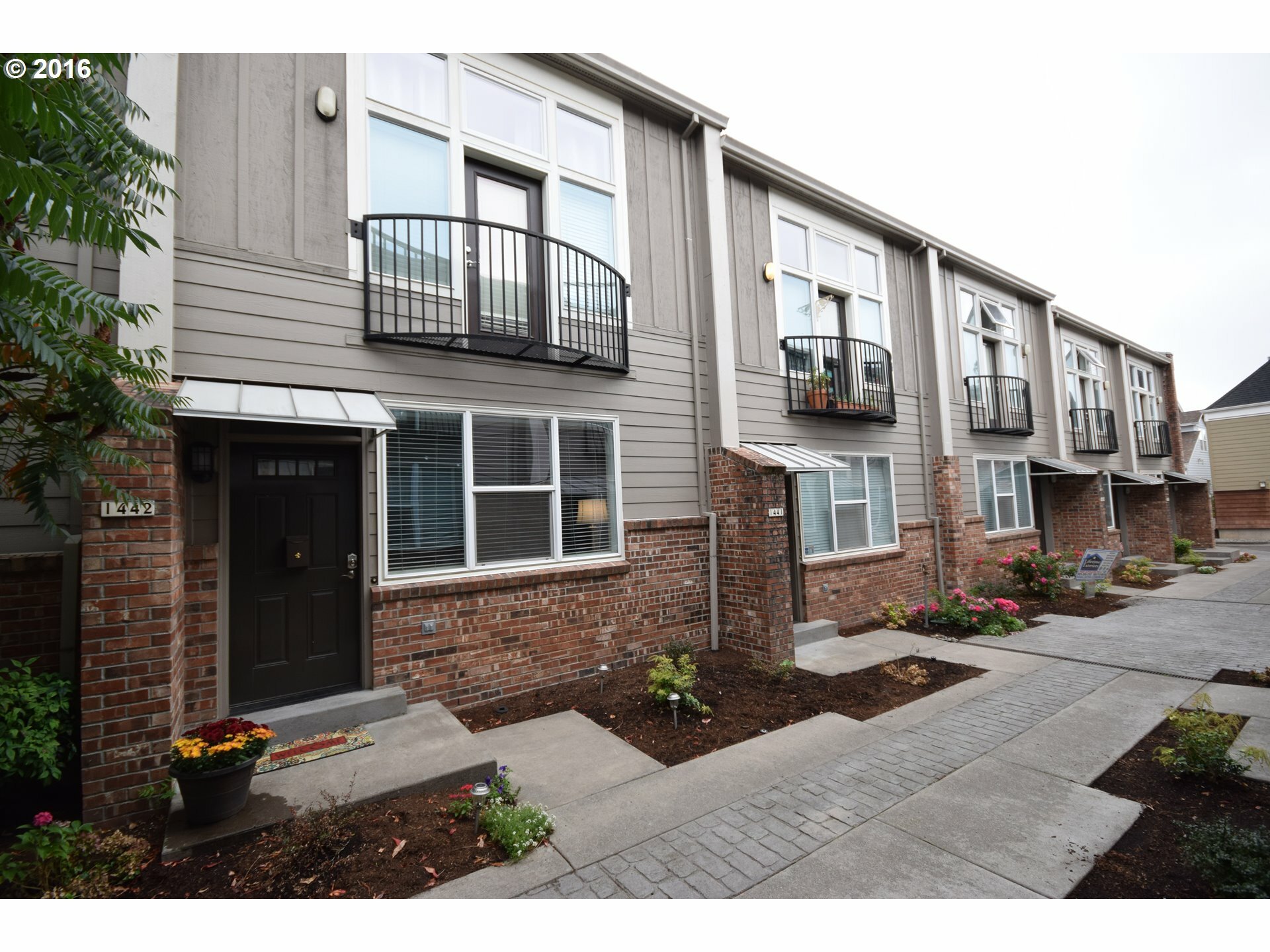 Property Photo: 1442 NE Village St OR 97024