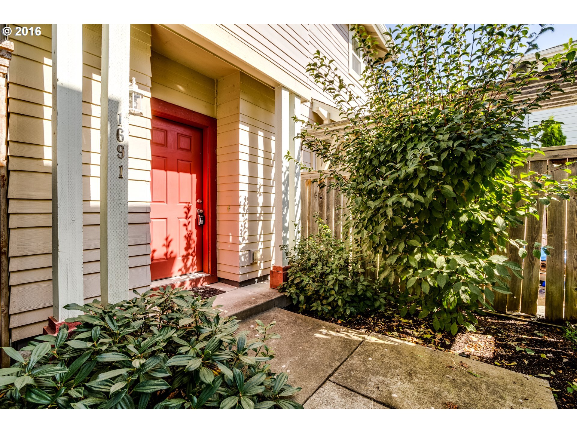 Property Photo: 1691 Riley Ln OR 97402
