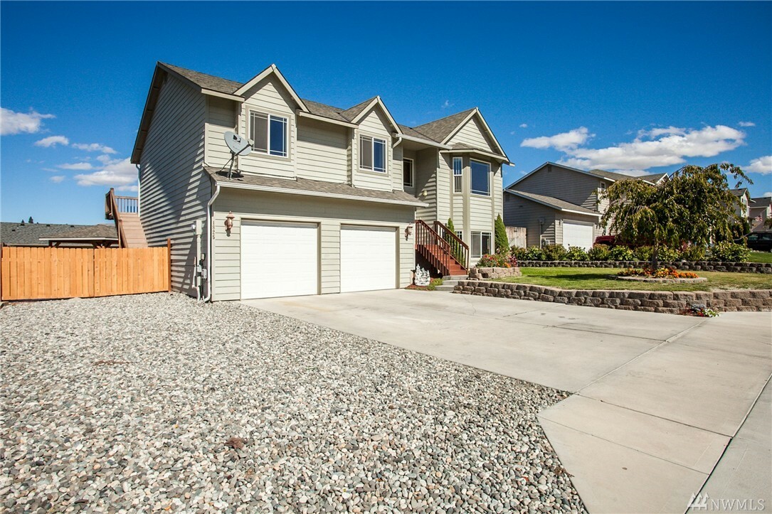 Property Photo: 1825 Bluegrass Ave WA 98802