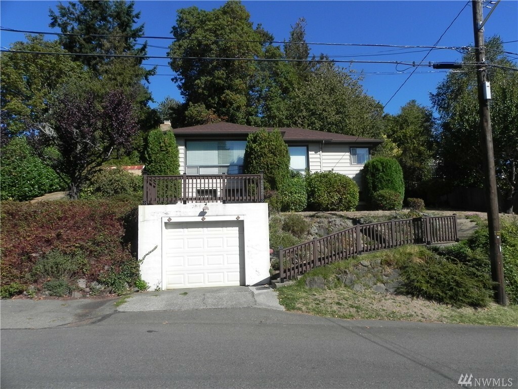 Property Photo:  532 SW 3rd Place  WA 98057 