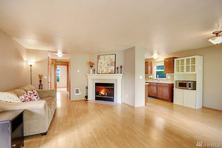 Property Photo: 305 9th St 6 WA 98290