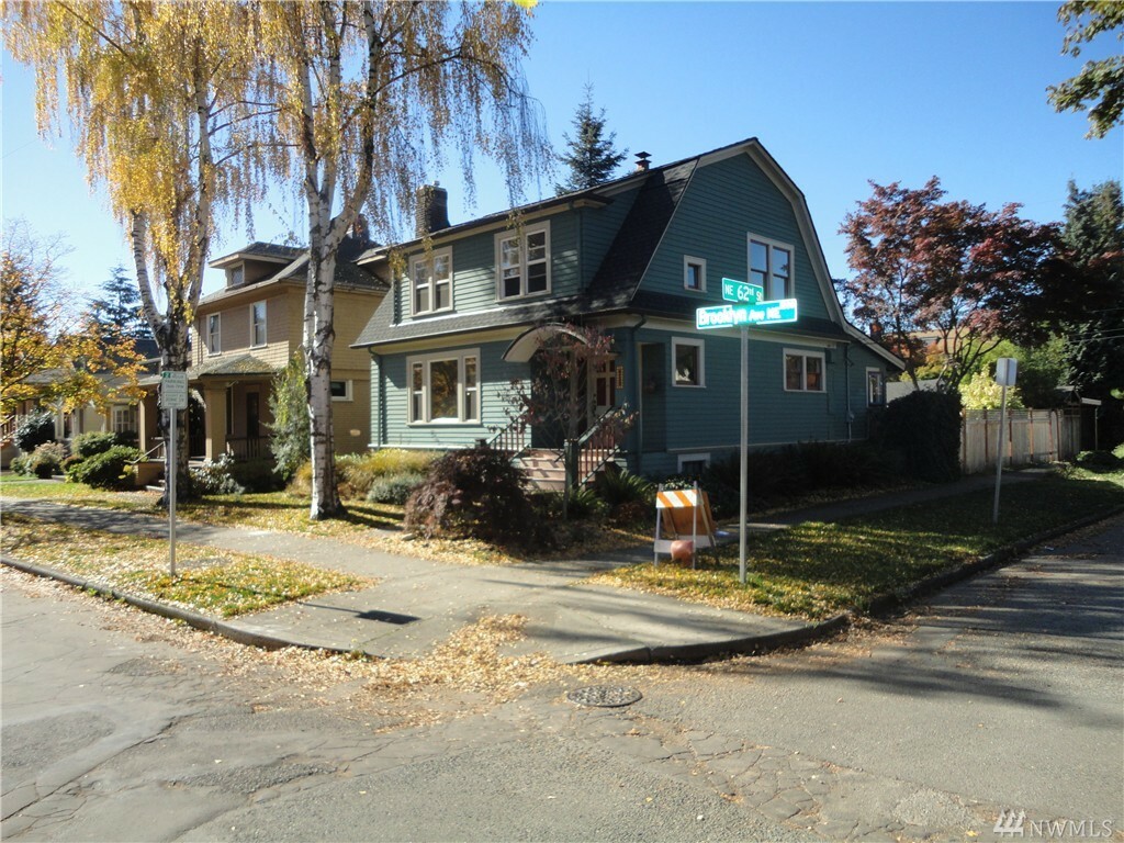 Property Photo:  6133 Brooklyn Ave NE  WA 98115 