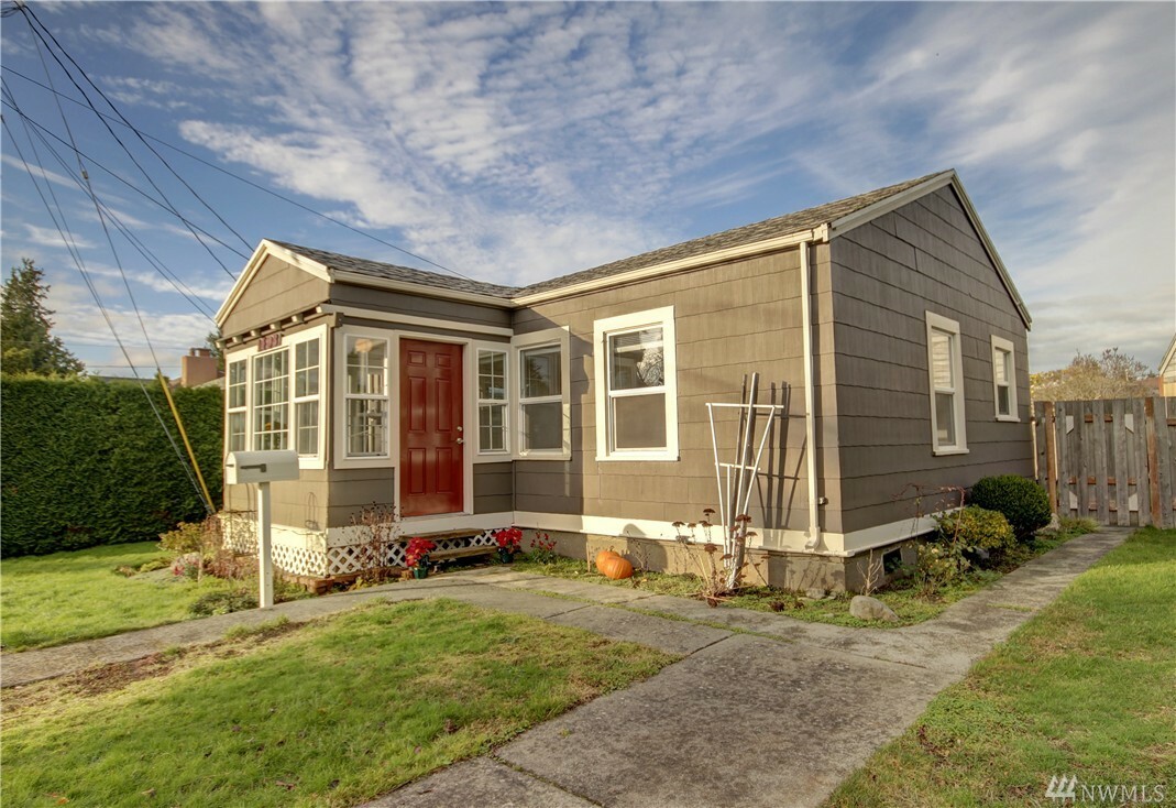 Property Photo:  1408 W Connecticut St  WA 98225 