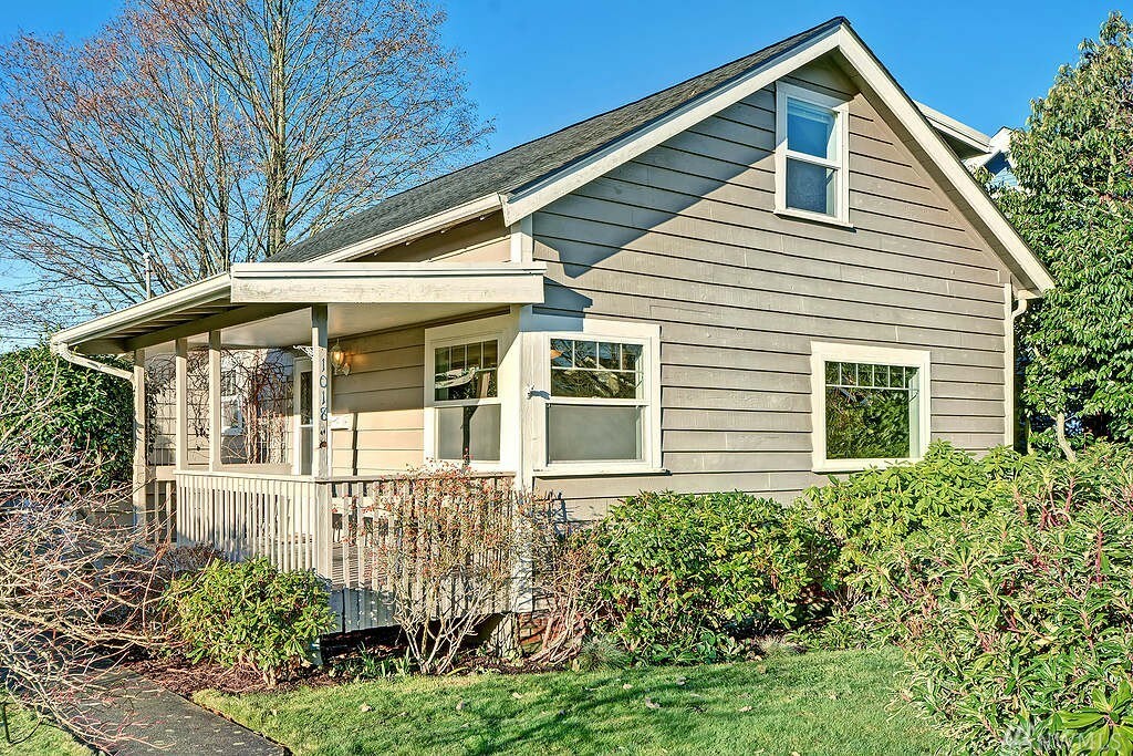 Property Photo: 1018 Rucker Ave WA 98201