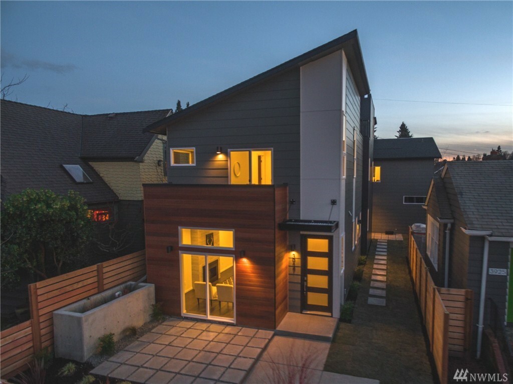 Property Photo: 3927 S Edmunds St WA 98118