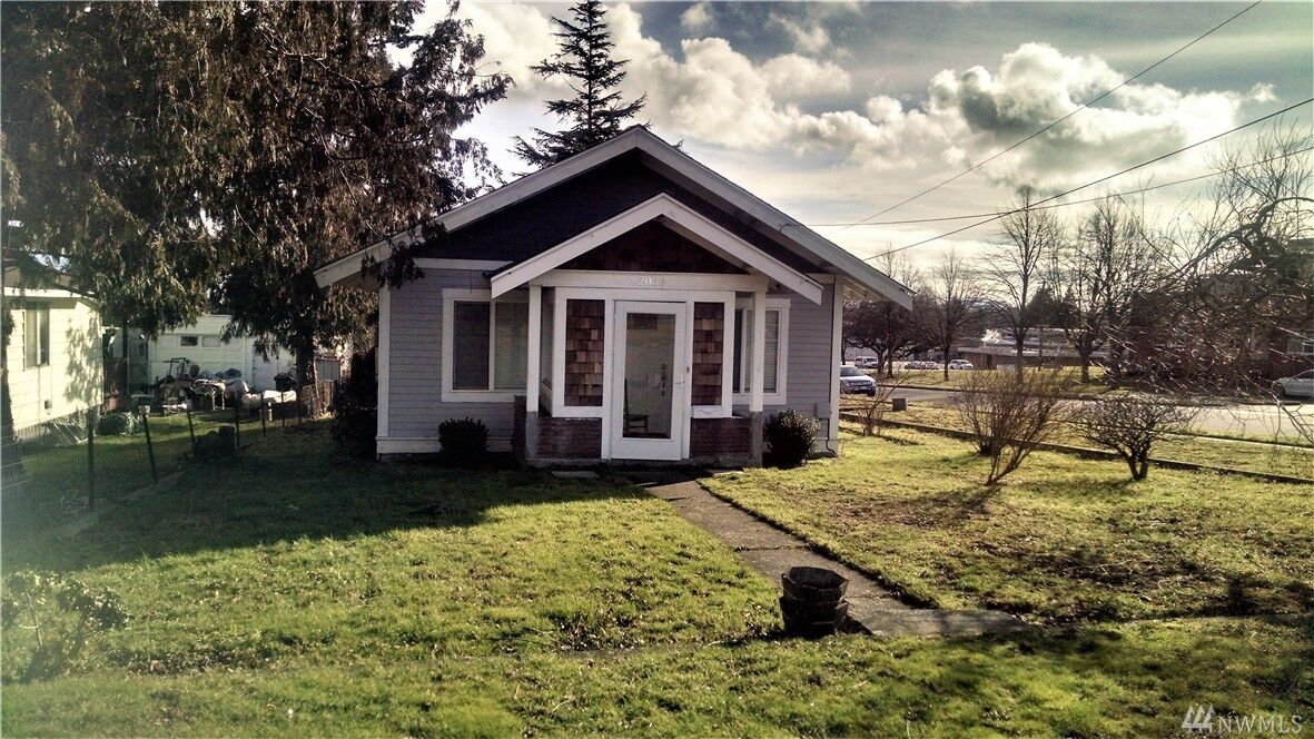 Property Photo:  2033 L Ave  WA 98221 
